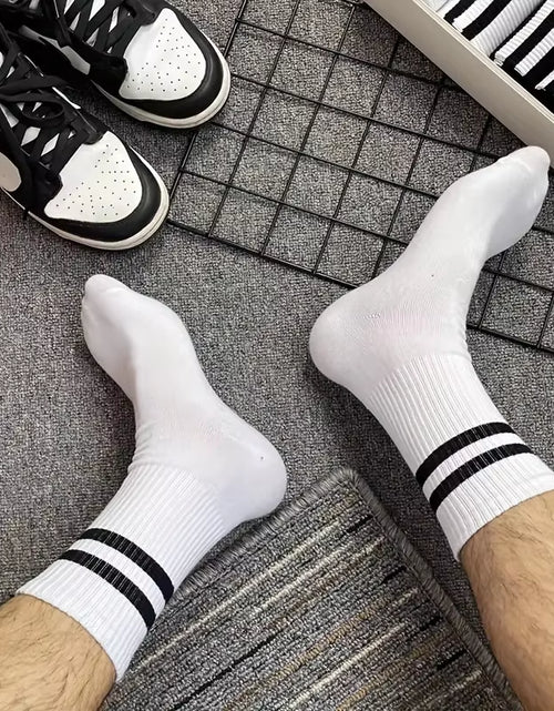 Load image into Gallery viewer, 6 Pairs of Men&#39;S Autumn and Winter Thickened Soft Comfortable Feet Black and White Solid Color Crew Socks
